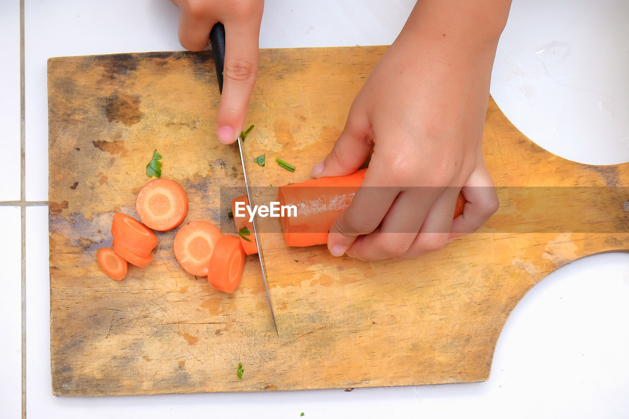 HIGH ANGLE VIEW OF BABY HAND ON TABLE