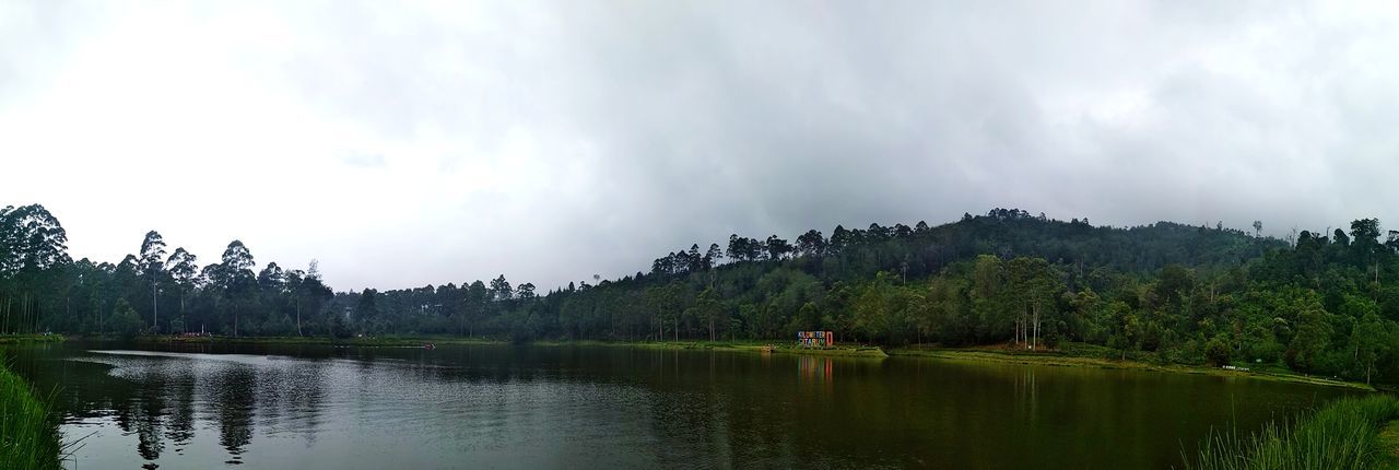 PANORAMIC VIEW OF LAKE BY TREES AGAINST SKY