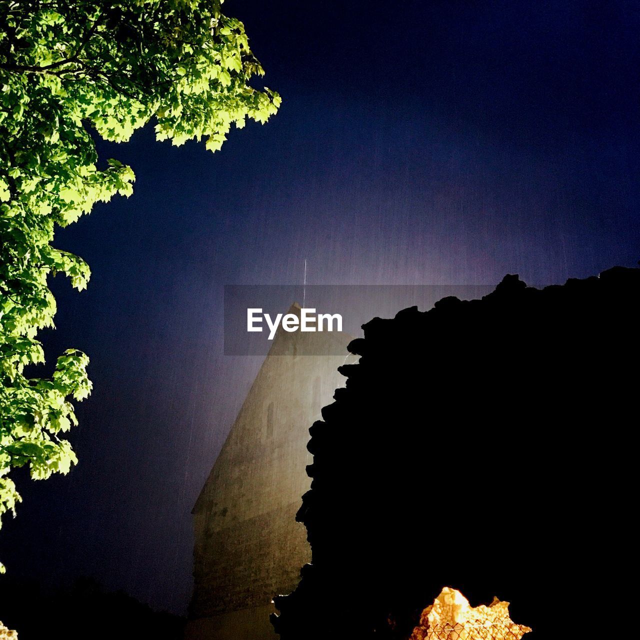 SILHOUETTE MOUNTAIN AGAINST SKY AT NIGHT