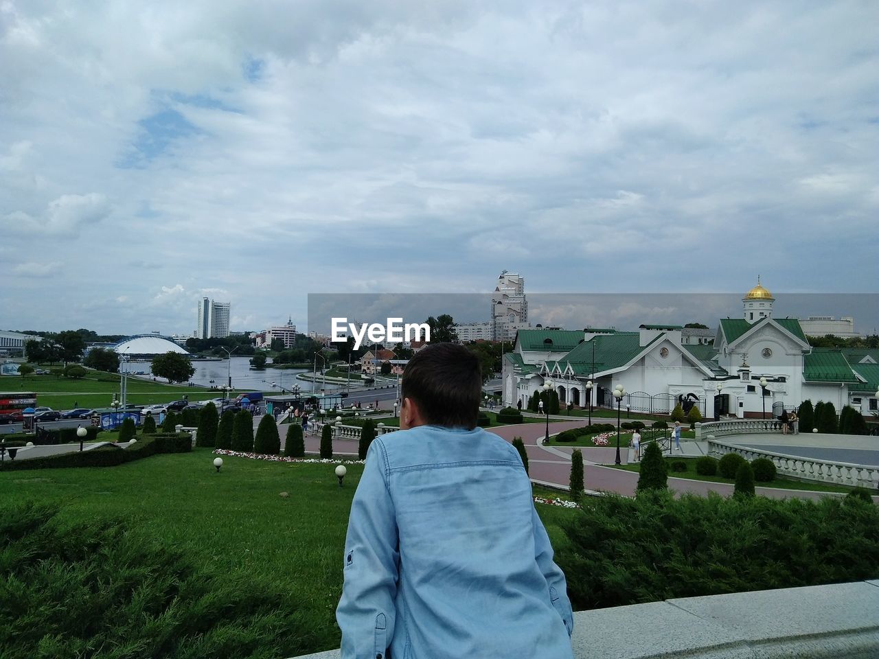 REAR VIEW OF WOMAN LOOKING AT CITYSCAPE