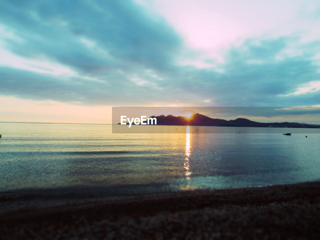 SCENIC VIEW OF BEACH AGAINST SKY DURING SUNSET