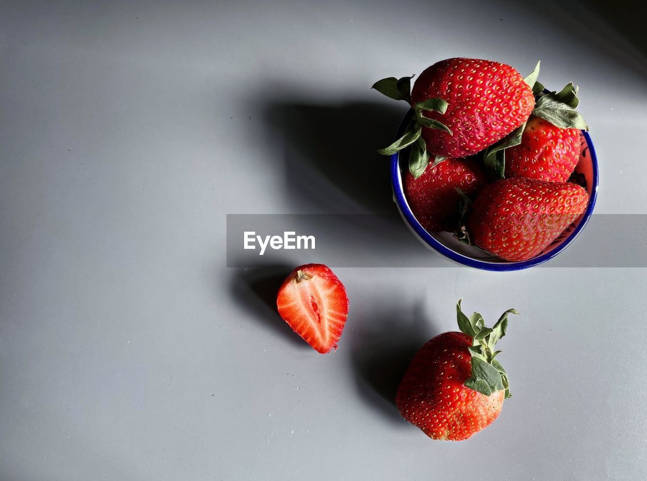 HIGH ANGLE VIEW OF STRAWBERRIES IN BOWL