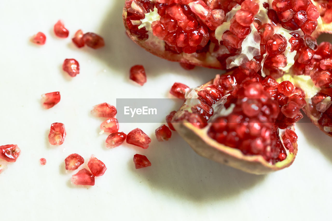 food and drink, food, pomegranate, plant, fruit, healthy eating, freshness, red, wellbeing, produce, pomegranate seed, seed, berry, berries, no people, cranberry, indoors, studio shot, sweet food, still life, high angle view, close-up, raspberry