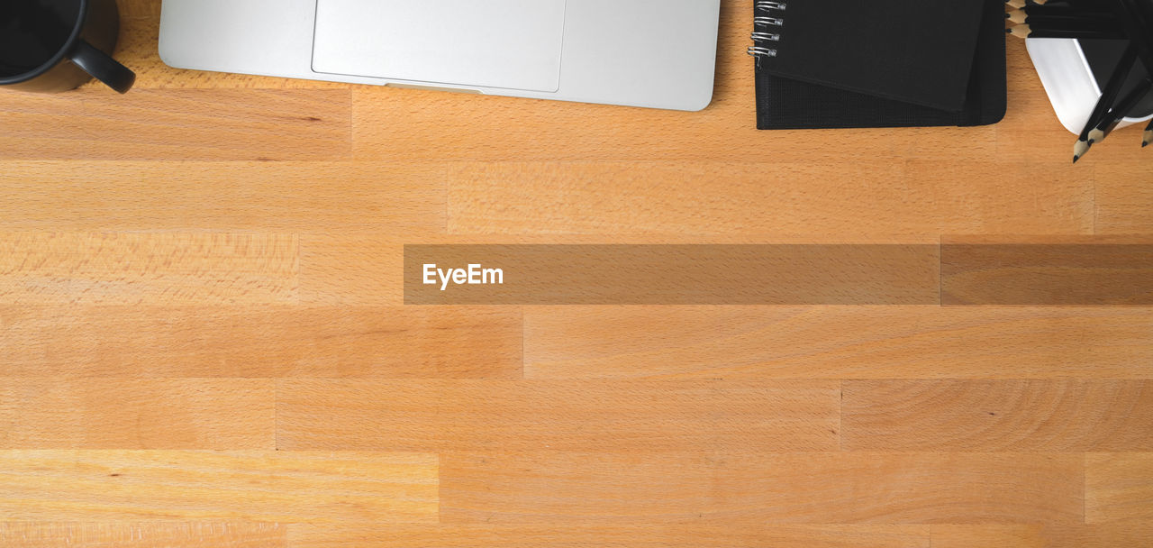 HIGH ANGLE VIEW OF HARDWOOD FLOOR ON TABLE