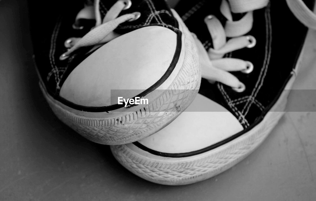 HIGH ANGLE VIEW OF BALL AND TABLE