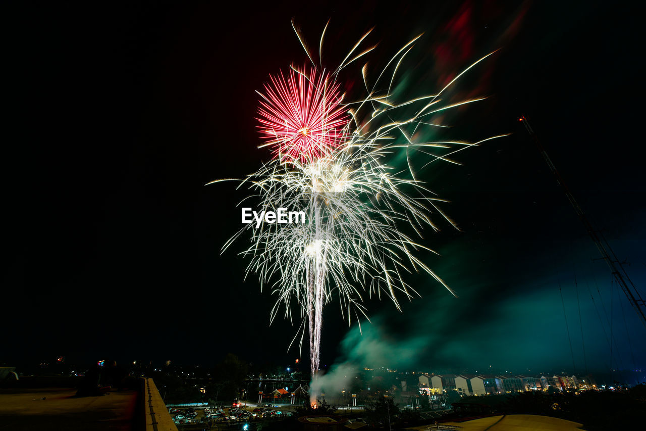 fireworks, night, event, celebration, firework display, illuminated, motion, arts culture and entertainment, exploding, firework - man made object, new year's eve, architecture, recreation, sky, nature, long exposure, city, no people, building exterior, outdoors, built structure, glowing, multi colored