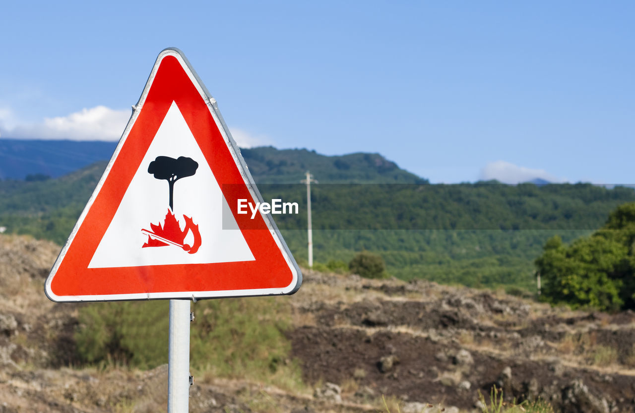 CLOSE-UP OF ROAD SIGN AGAINST SKY