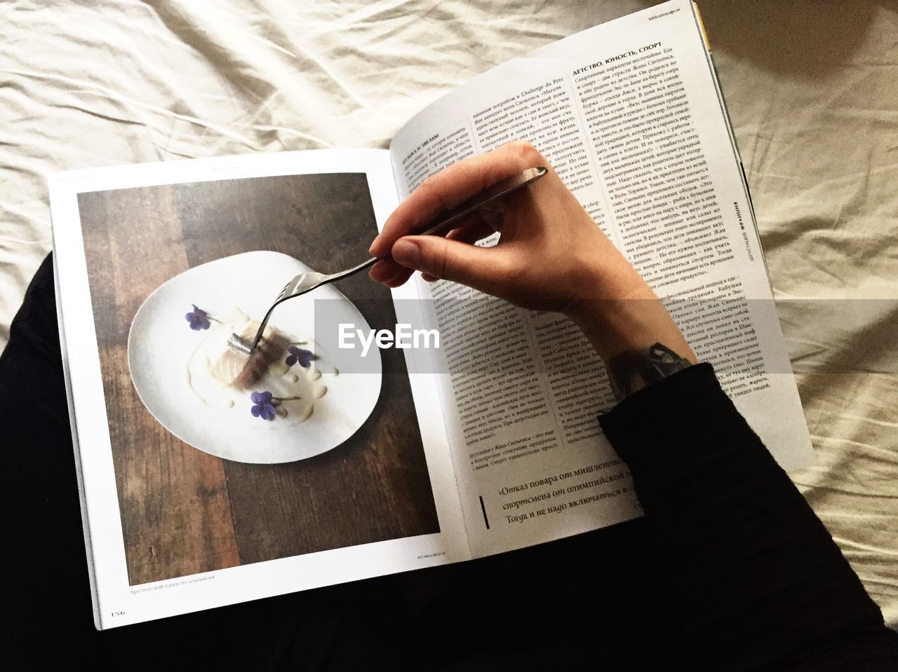 HIGH ANGLE VIEW OF WOMAN HAND ON BOOK