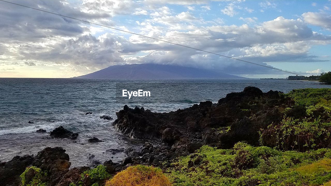 SCENIC VIEW OF SEA AND MOUNTAINS AGAINST SKY