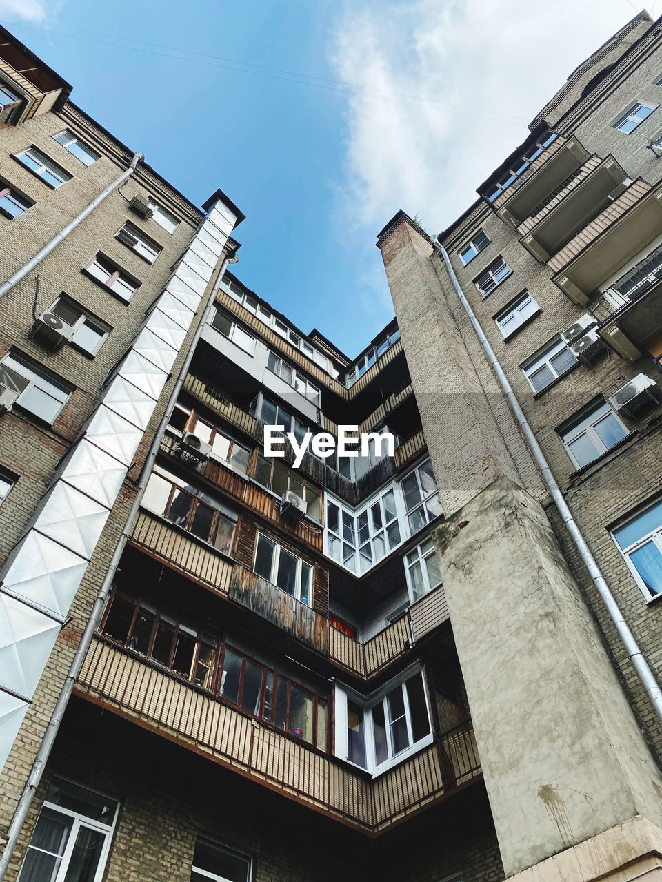 LOW ANGLE VIEW OF BUILDINGS IN CITY AGAINST SKY