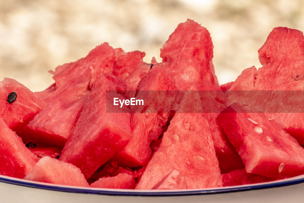 CLOSE-UP OF CHOPPED STRAWBERRY IN PLATE