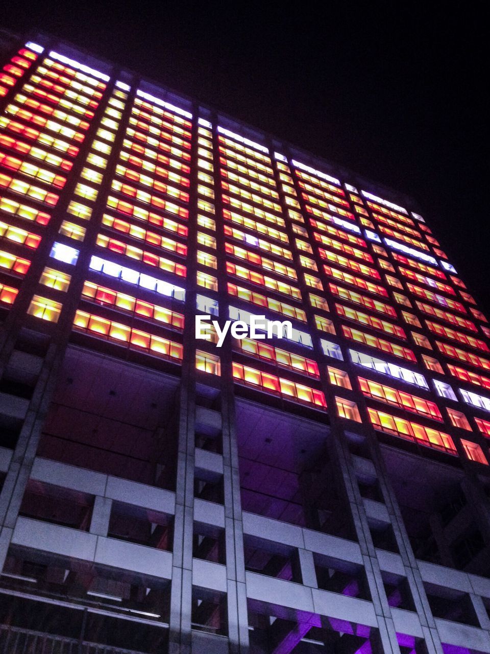 LOW ANGLE VIEW OF MODERN BUILDING AT NIGHT