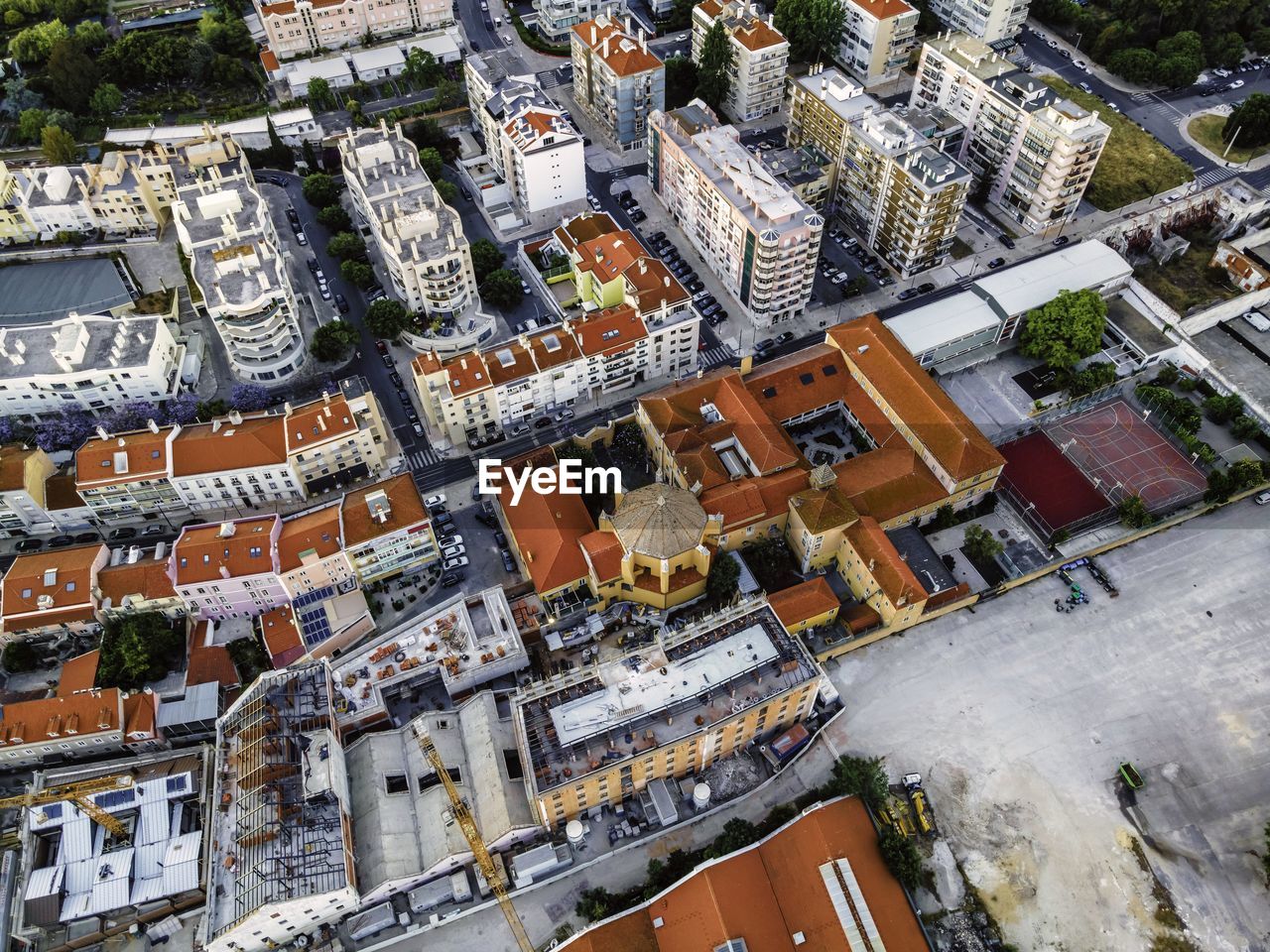 HIGH ANGLE VIEW OF BUILDINGS IN A CITY