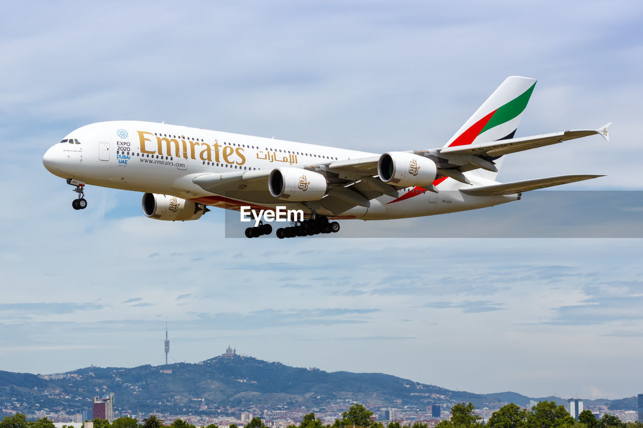 VIEW OF AIRPLANE FLYING IN SKY