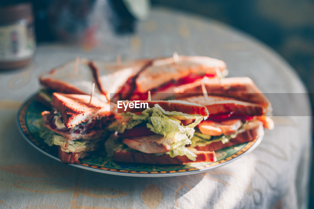 CLOSE-UP OF FOOD IN PLATE