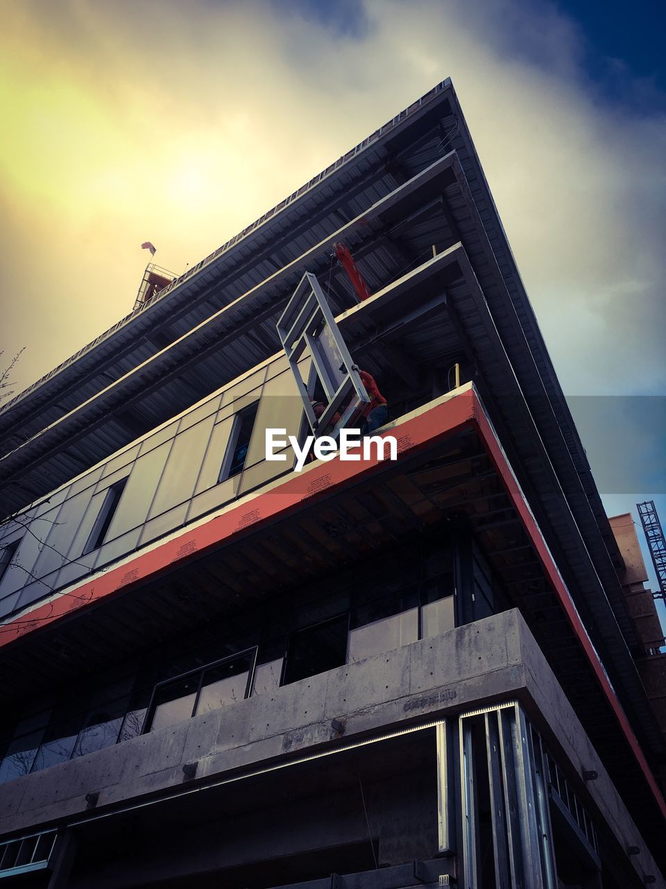 LOW ANGLE VIEW OF BUILDINGS AGAINST SKY