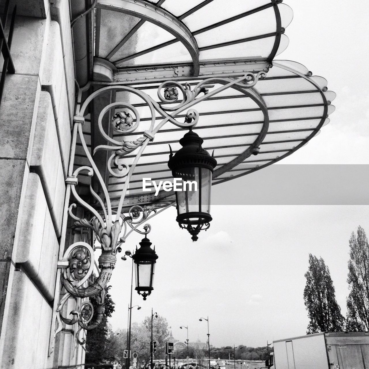 LOW ANGLE VIEW OF STREET LIGHTS AGAINST SKY