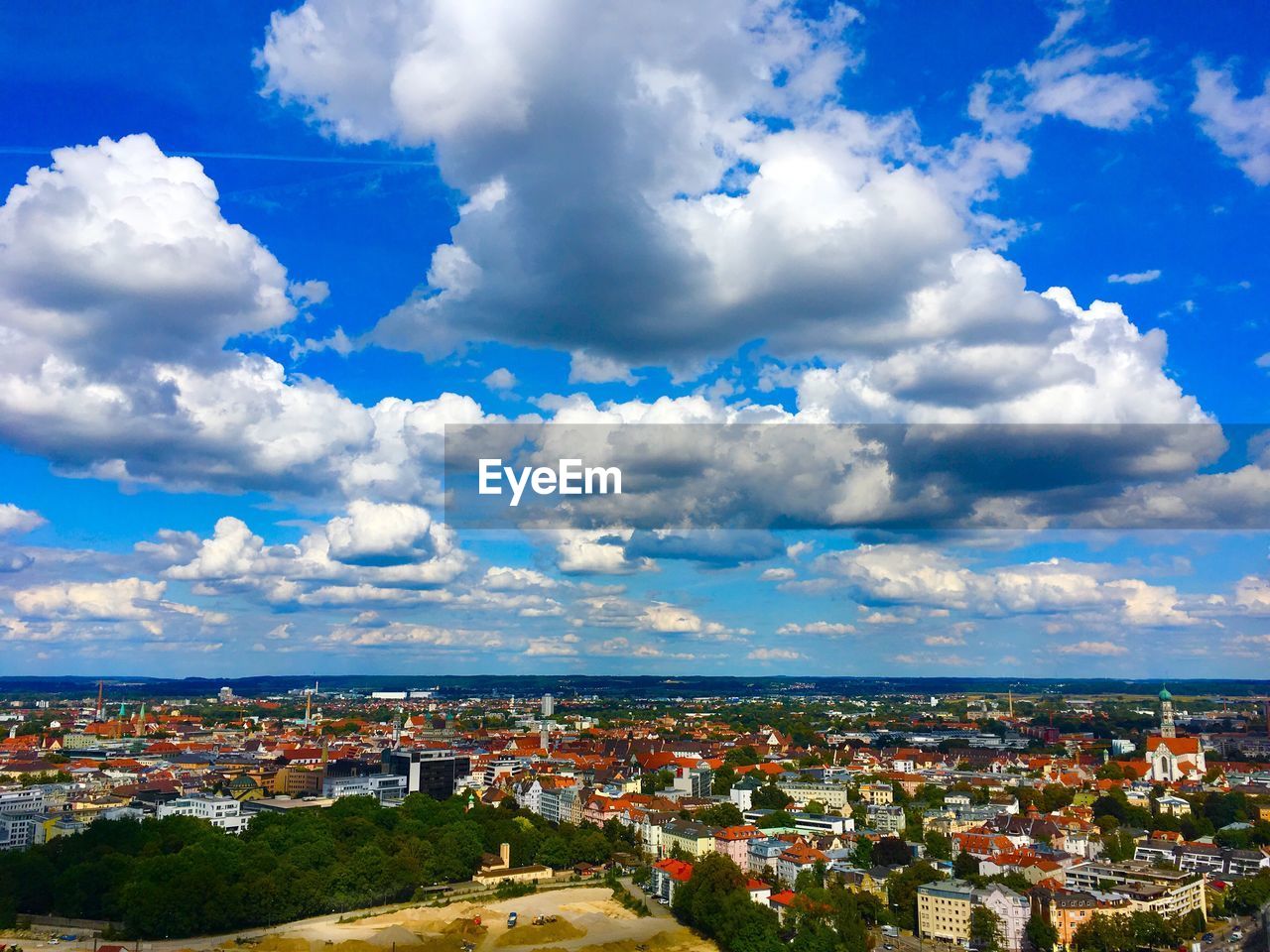 HIGH ANGLE VIEW OF BUILDINGS IN CITY AGAINST SKY