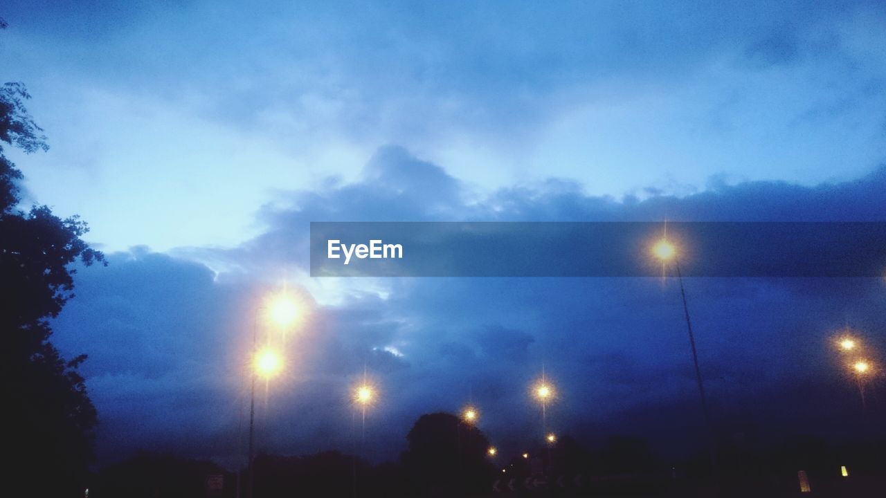 LOW ANGLE VIEW OF ILLUMINATED STREET LIGHT AT NIGHT