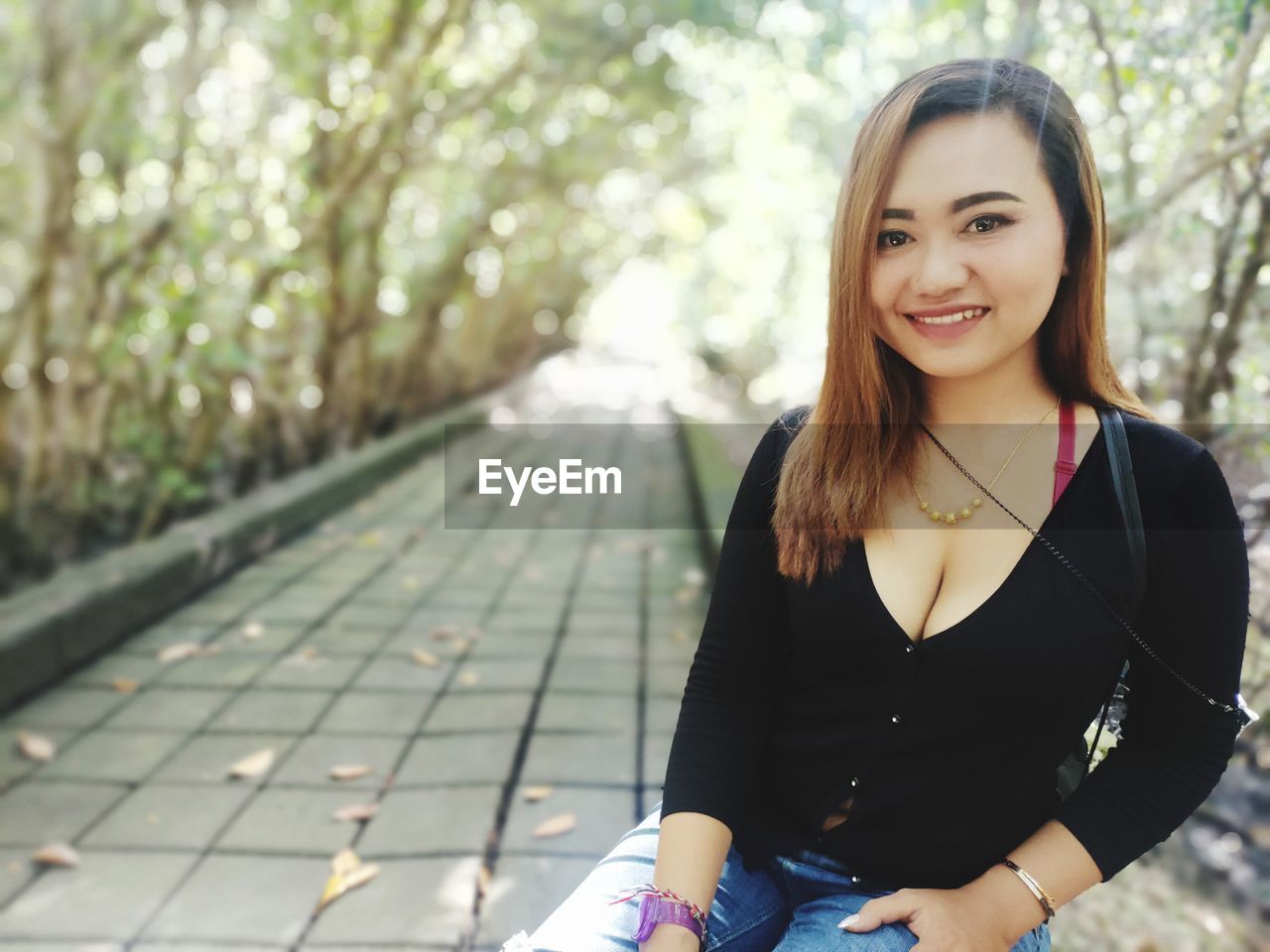 PORTRAIT OF SMILING YOUNG WOMAN