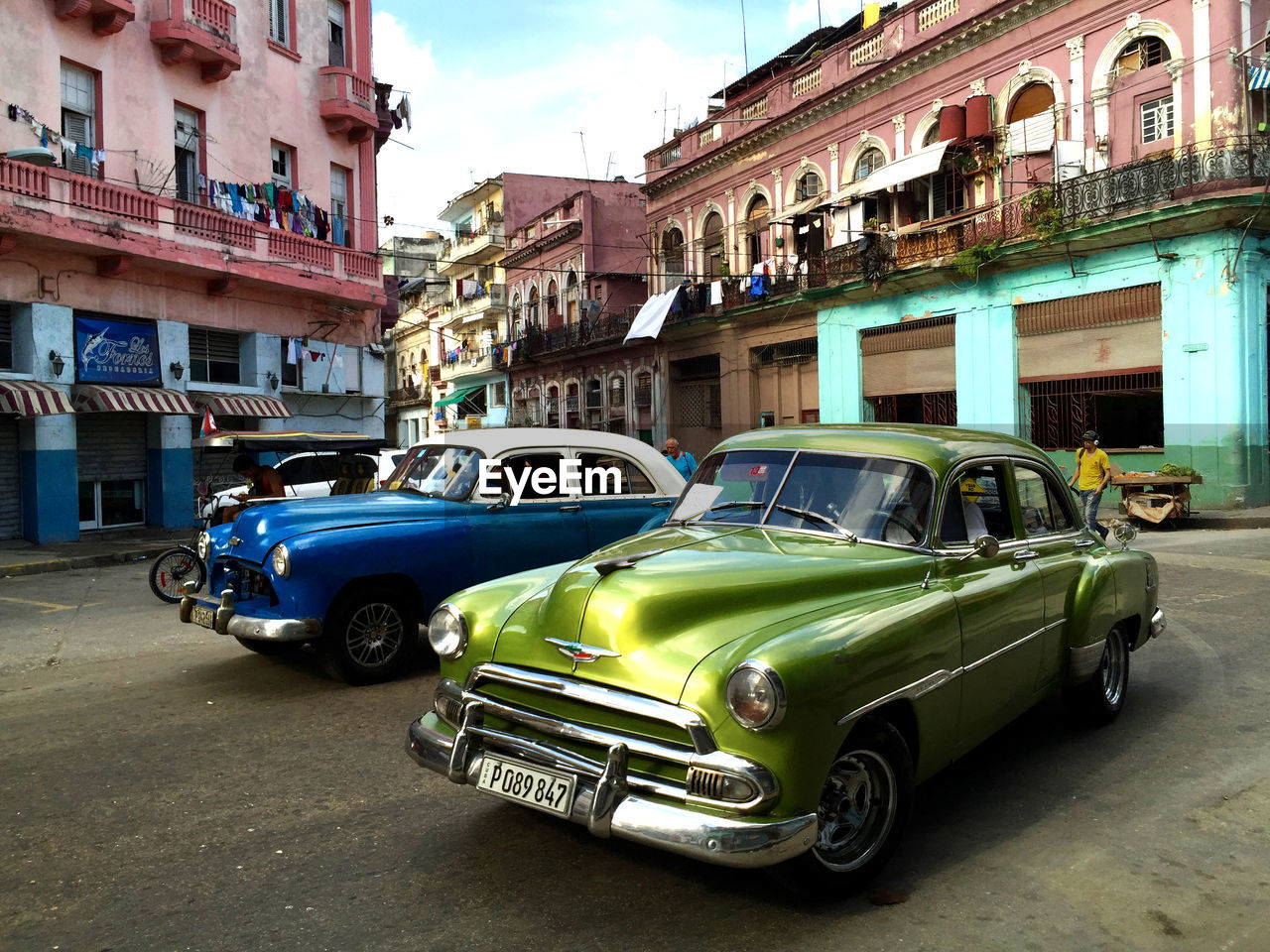 transportation, mode of transport, car, architecture, built structure, building exterior, land vehicle, vintage car, street, stationary, day, outdoors, city, old-fashioned, sky, no people