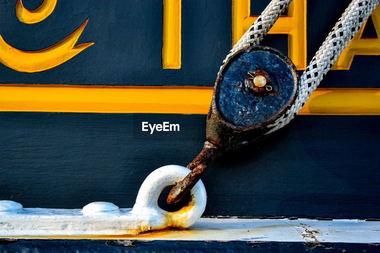 CLOSE-UP OF ROPE TIED ON BOAT