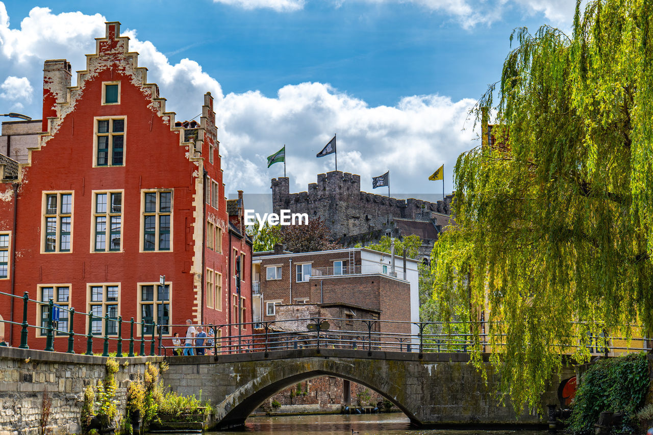 architecture, built structure, building exterior, city, waterway, town, building, landmark, cityscape, bridge, sky, travel destinations, nature, cloud, water, tourism, château, canal, travel, history, the past, urban area, residential district, tree, plant, no people, old, transportation, outdoors, house, neighbourhood, multi colored, street, day, tower, landscape, city life, window, autumn