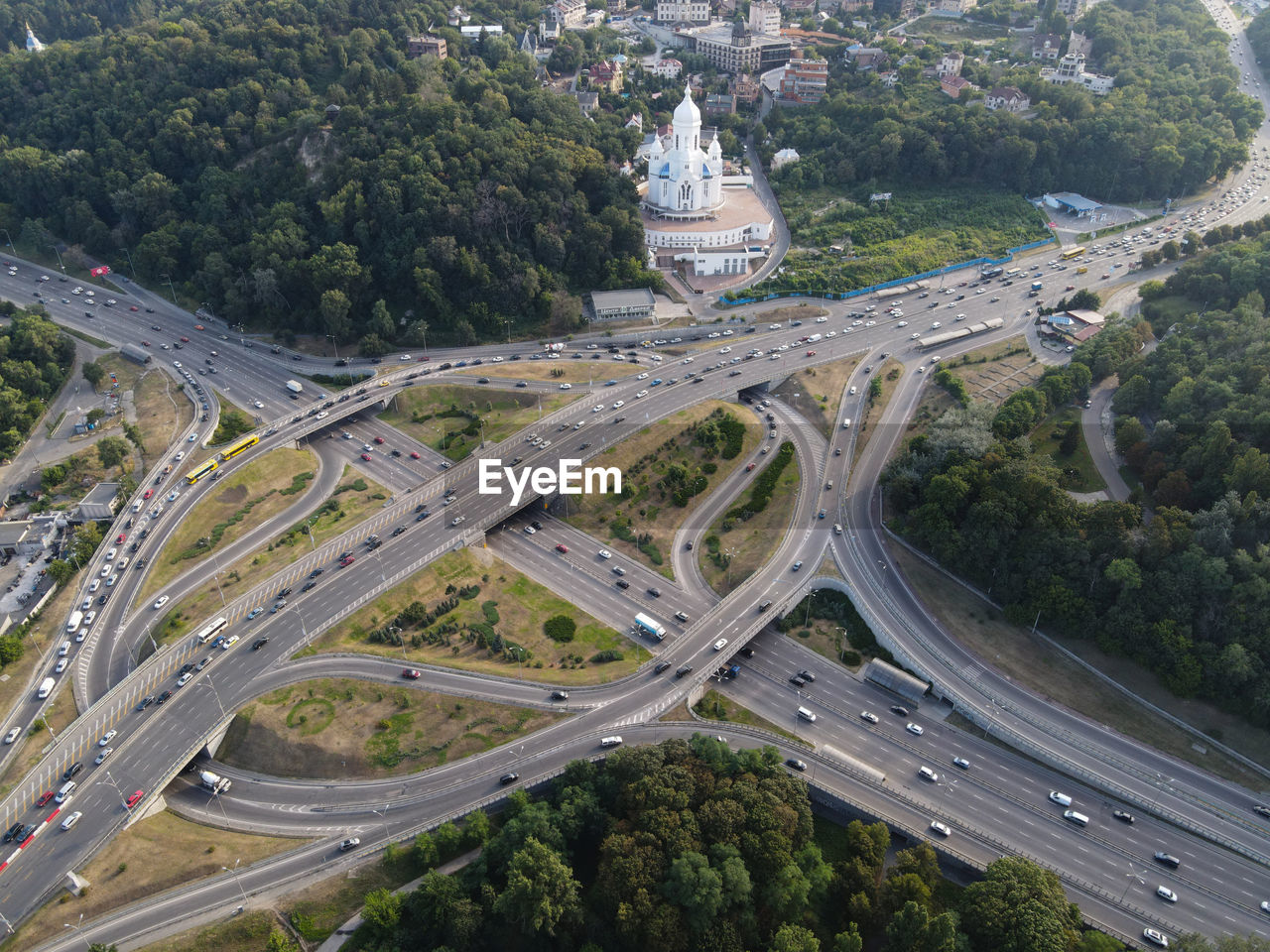 HIGH ANGLE VIEW OF HIGHWAY AMIDST TREES