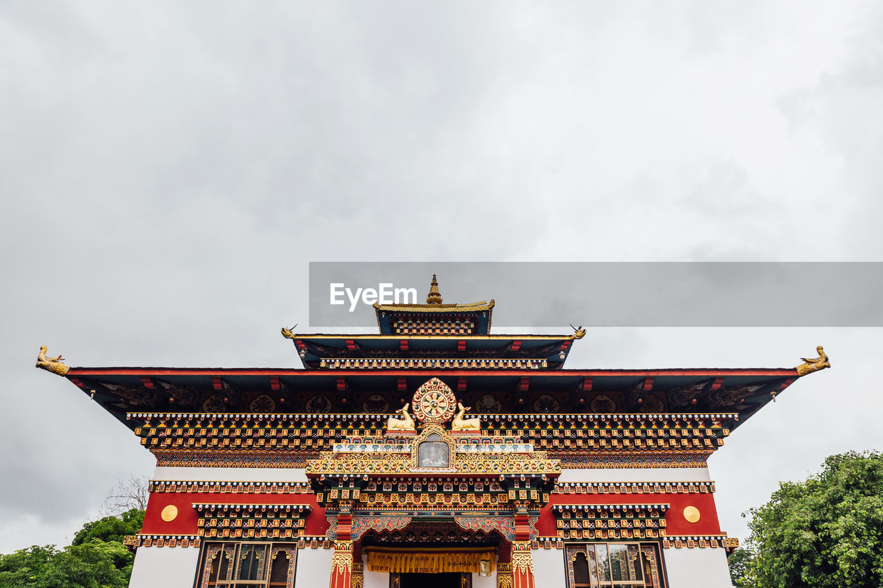 LOW ANGLE VIEW OF TEMPLE AGAINST BUILDING