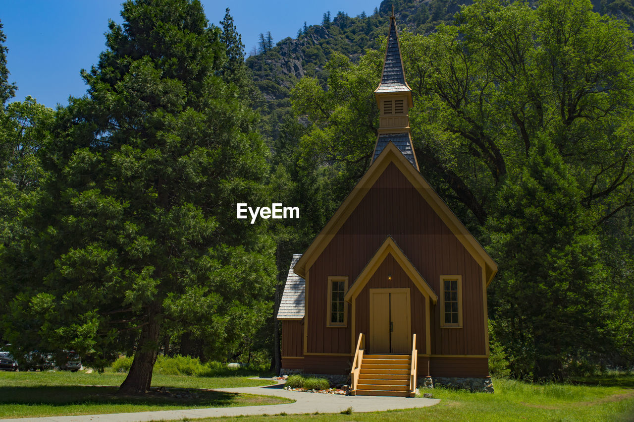 Yosemite valley chapel. yosemite valley, california. built structure in a park. 