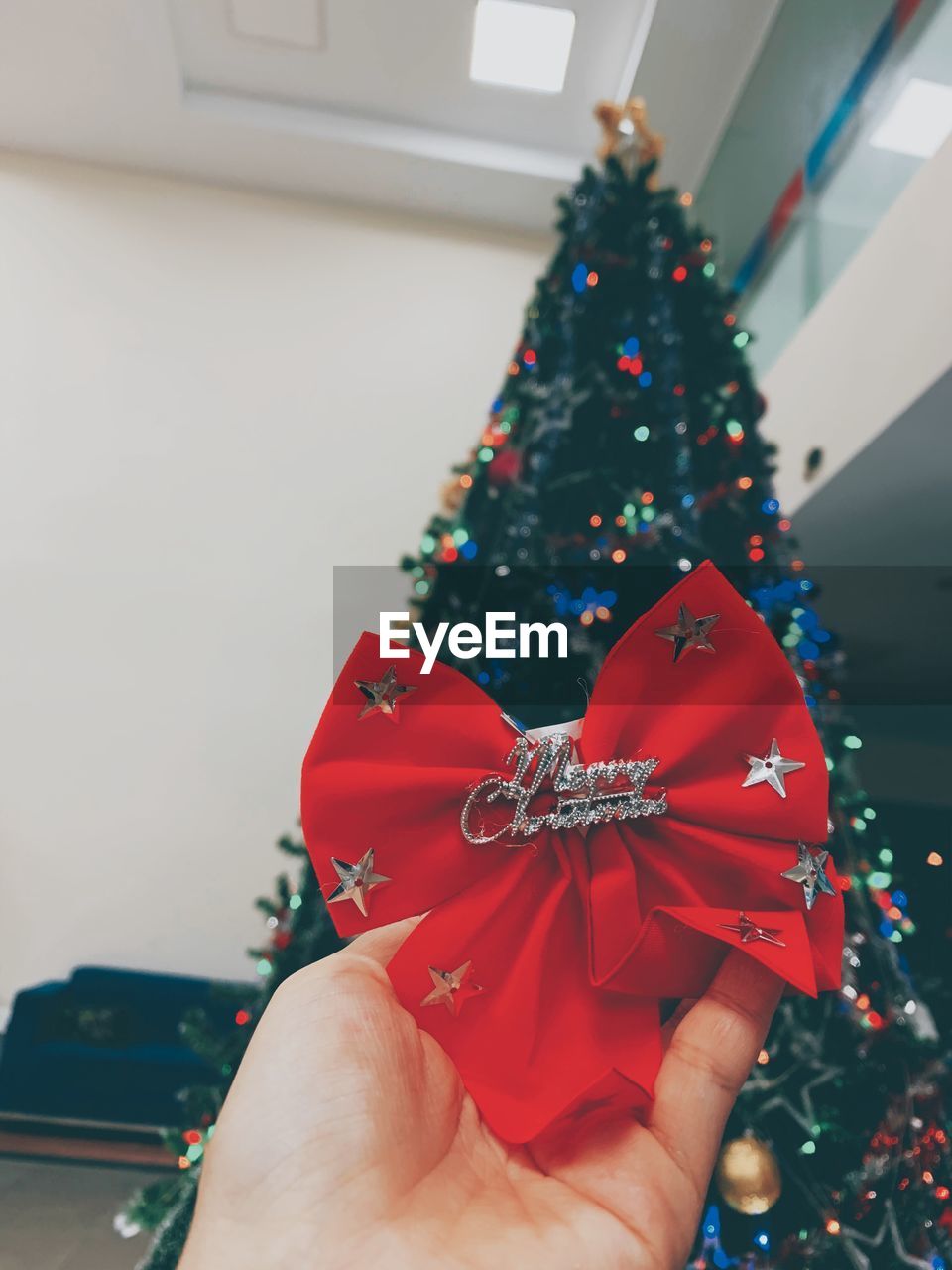 CLOSE-UP OF HAND HOLDING CHRISTMAS DECORATION IN BOX