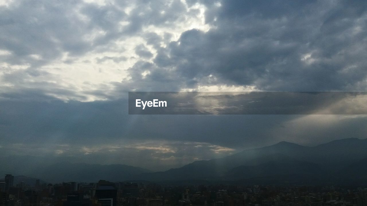 VIEW OF CITYSCAPE AGAINST SKY