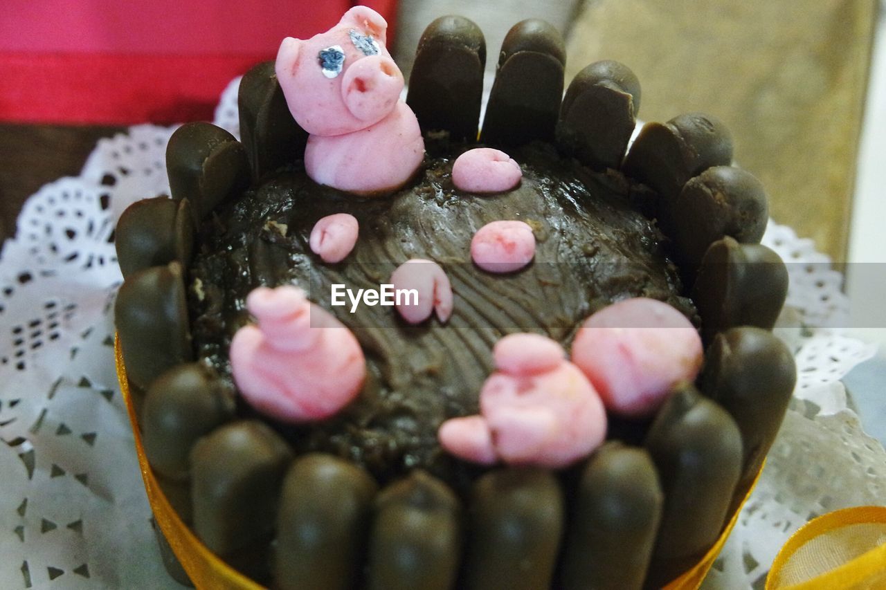 CLOSE-UP OF PASTRY ON TABLE