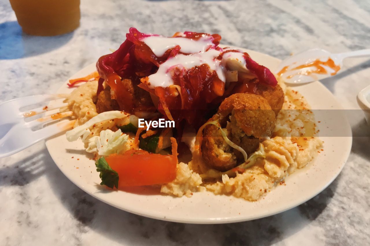 HIGH ANGLE VIEW OF FOOD SERVED IN PLATE