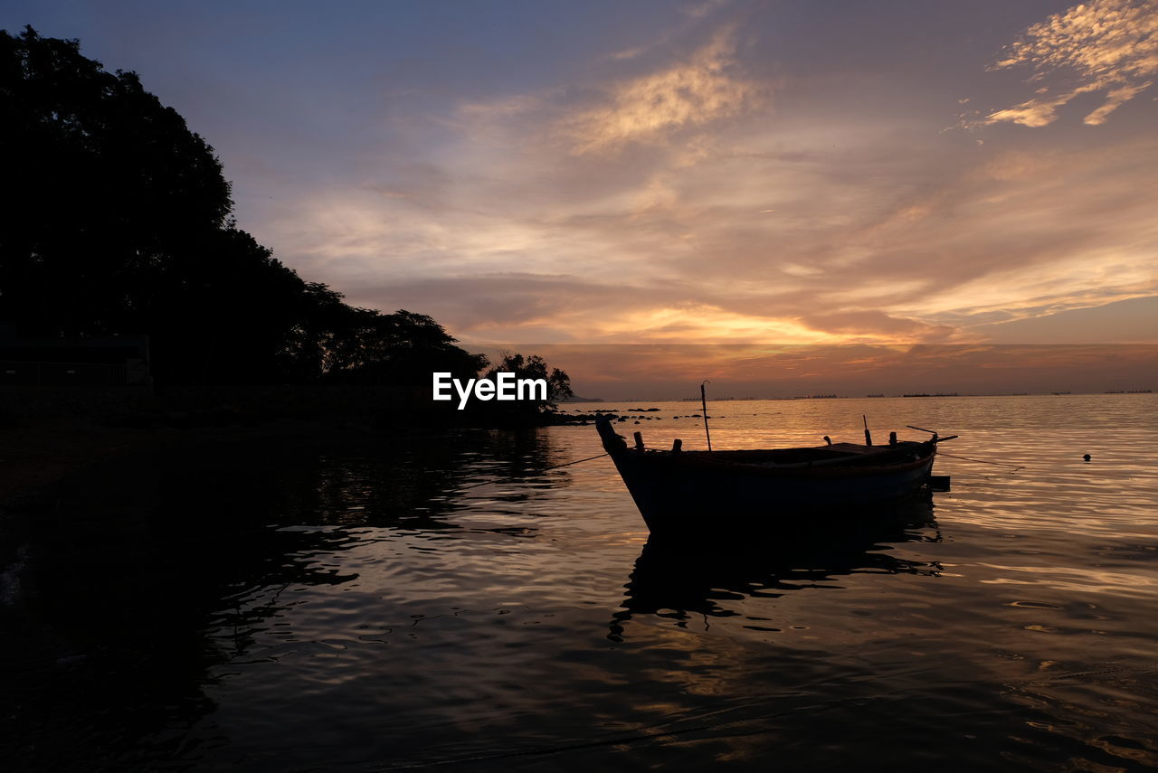 BOAT IN SEA AGAINST SUNSET SKY