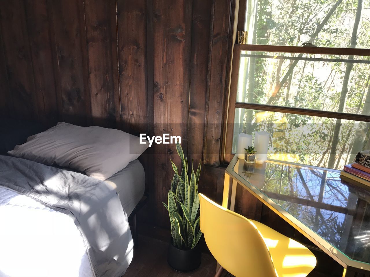 HIGH ANGLE VIEW OF TABLE IN RESTAURANT