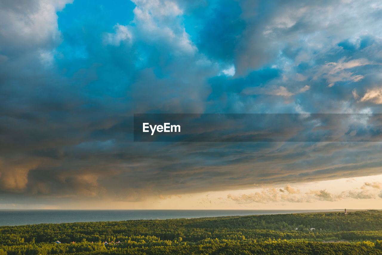 SCENIC VIEW OF FIELD AGAINST CLOUDY SKY