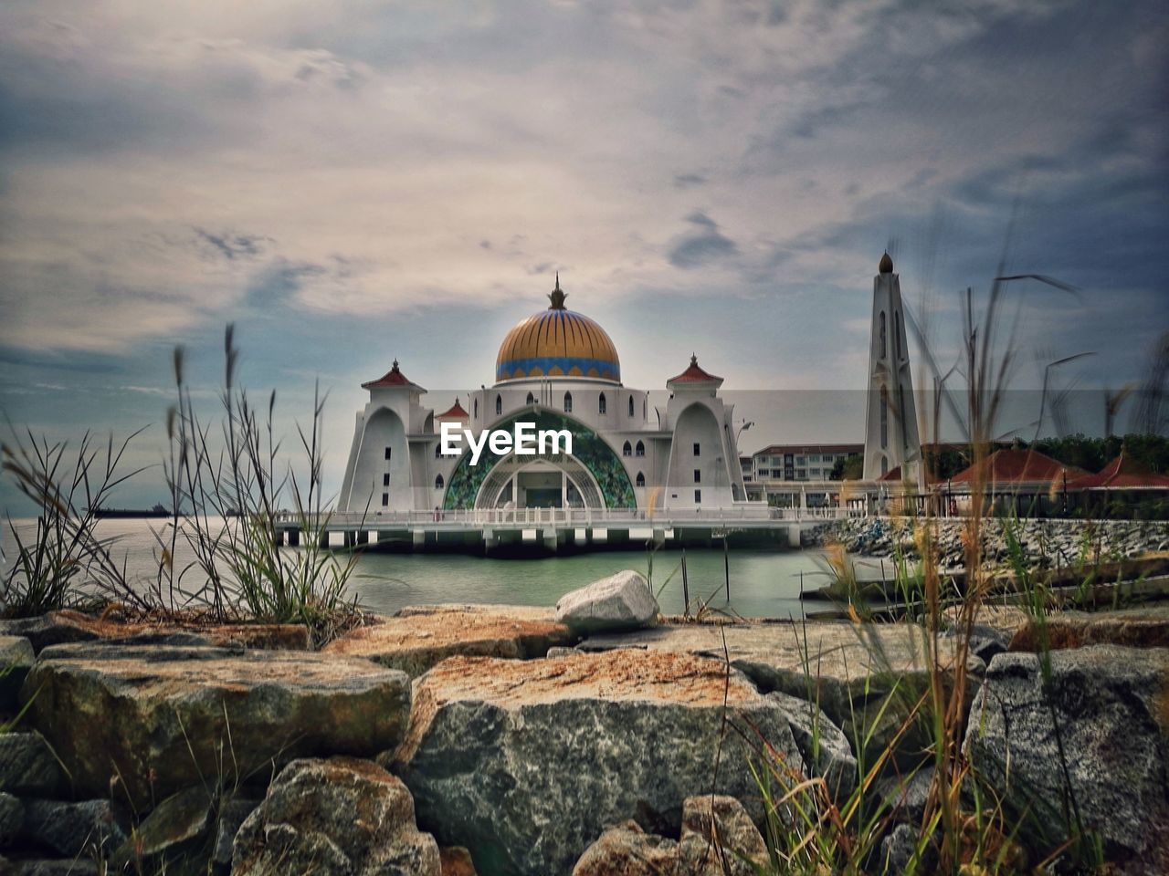 VIEW OF BUILDINGS AGAINST SKY