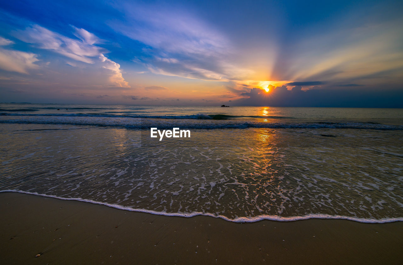 Beautiful cloudy on sunrise at khanom beach, nakhon si thammarat, south thailand, 