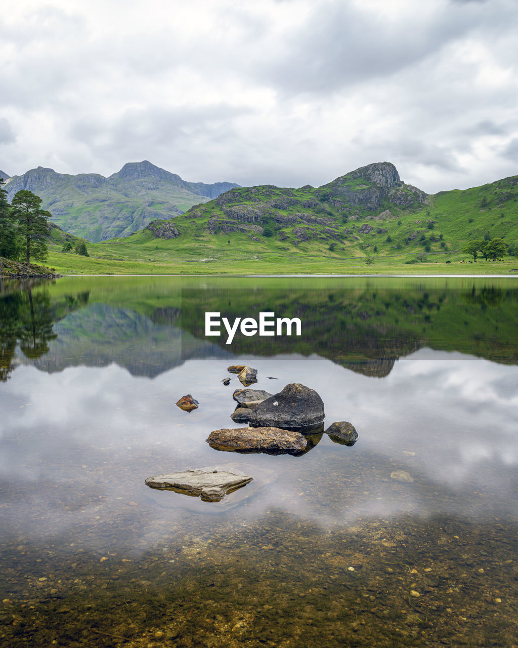 Blea tarn is located above great langdale on the pass to wrynose in the lake district, cumbria, uk.