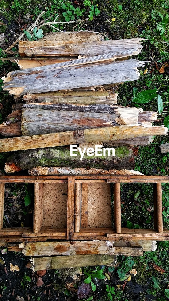 CLOSE-UP OF WOODEN BENCH