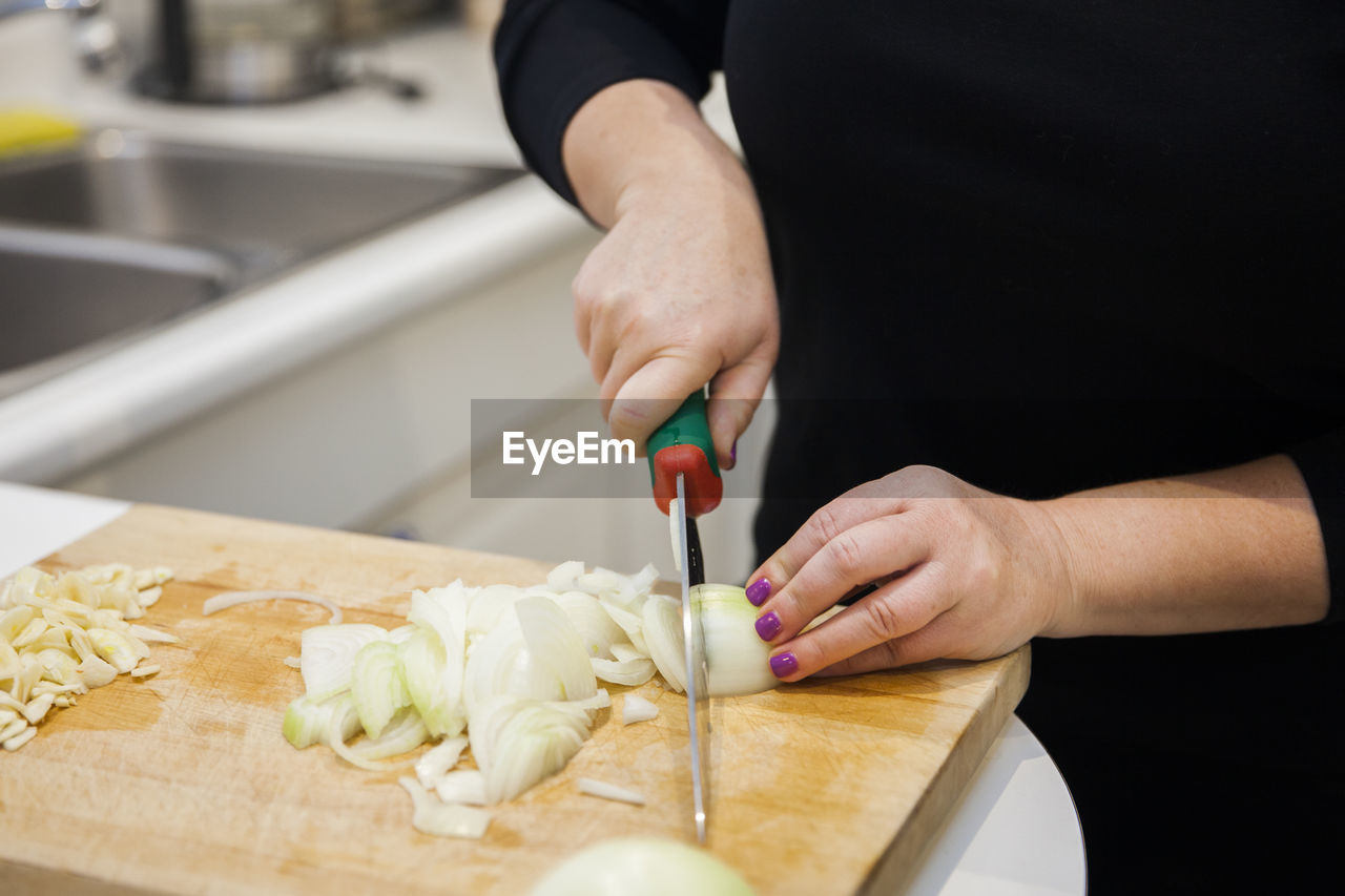 MIDSECTION OF WOMAN HOLDING FOOD