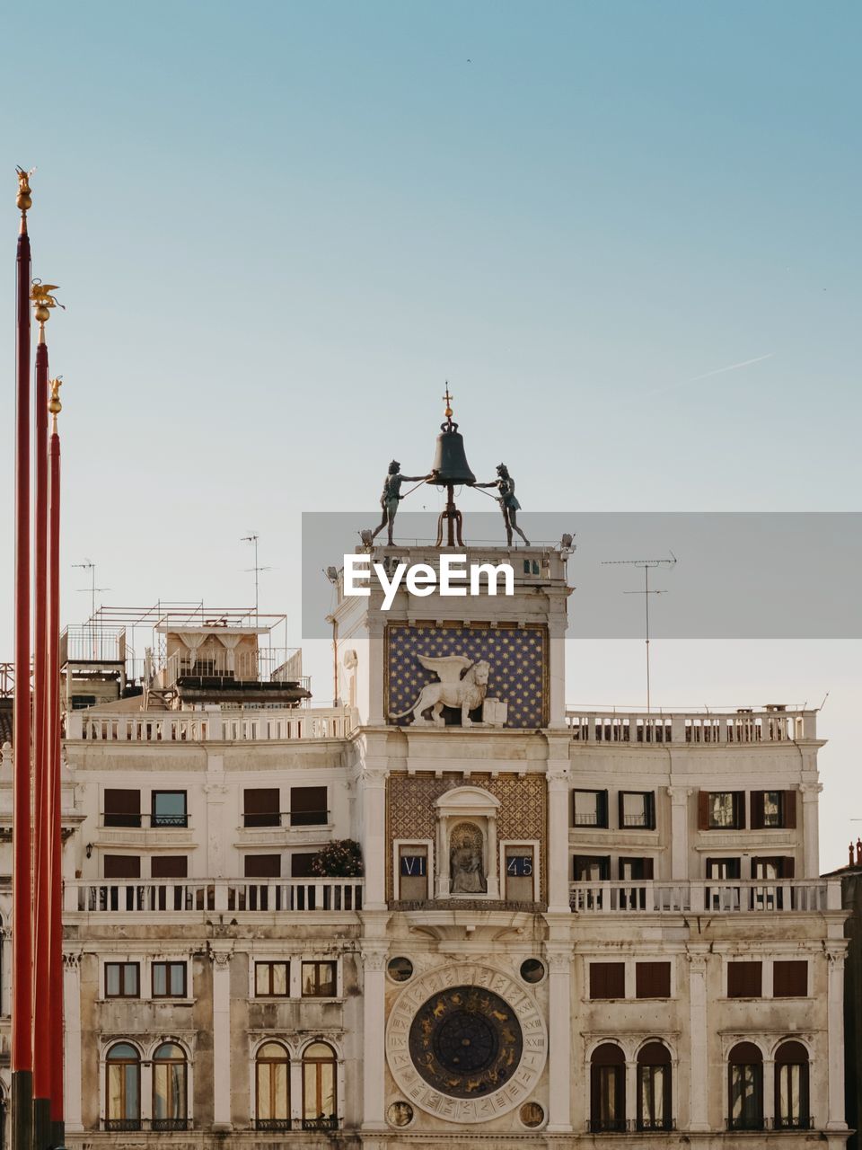 LOW ANGLE VIEW OF BUILDINGS IN CITY