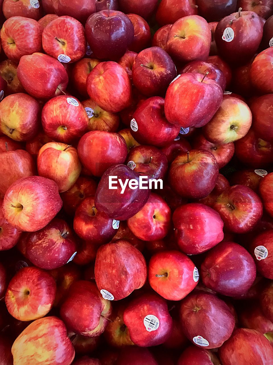 FULL FRAME SHOT OF FRESH APPLES