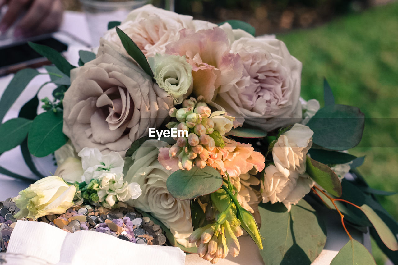 CLOSE-UP OF ROSE BOUQUET OUTDOORS
