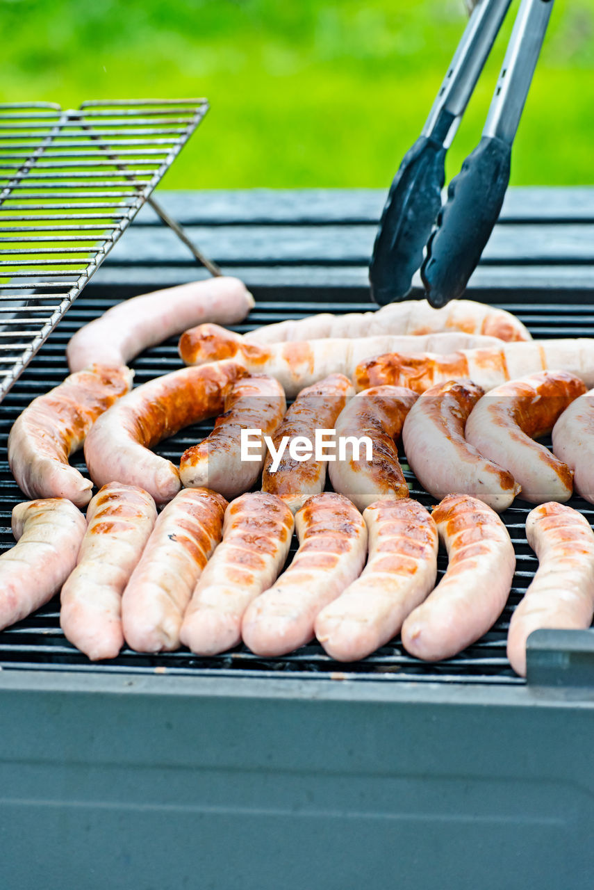 HIGH ANGLE VIEW OF MEAT IN BARBECUE GRILL