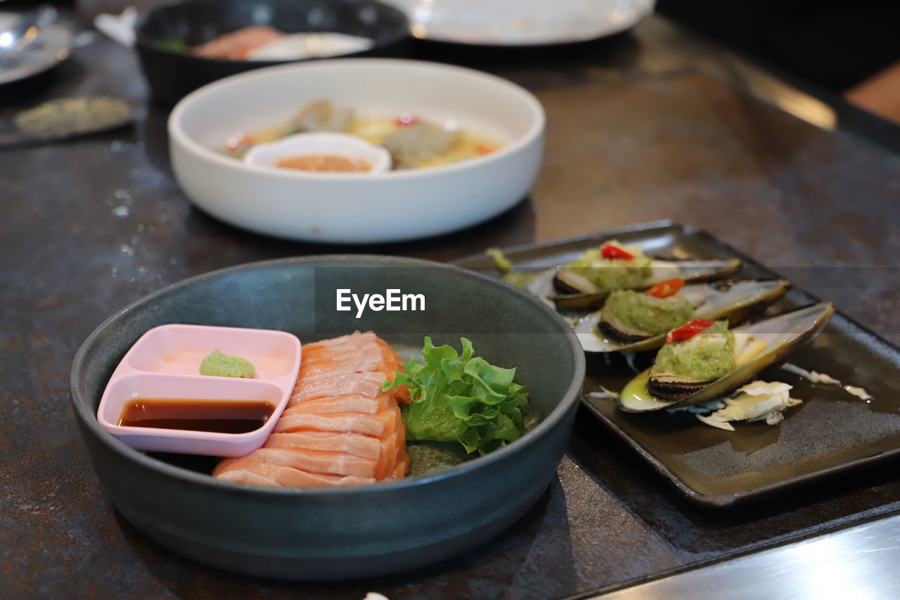 HIGH ANGLE VIEW OF FOOD IN TRAY