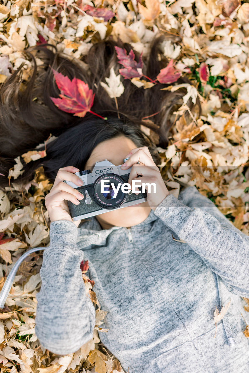 FULL LENGTH PORTRAIT OF WOMAN PHOTOGRAPHING AUTUMN