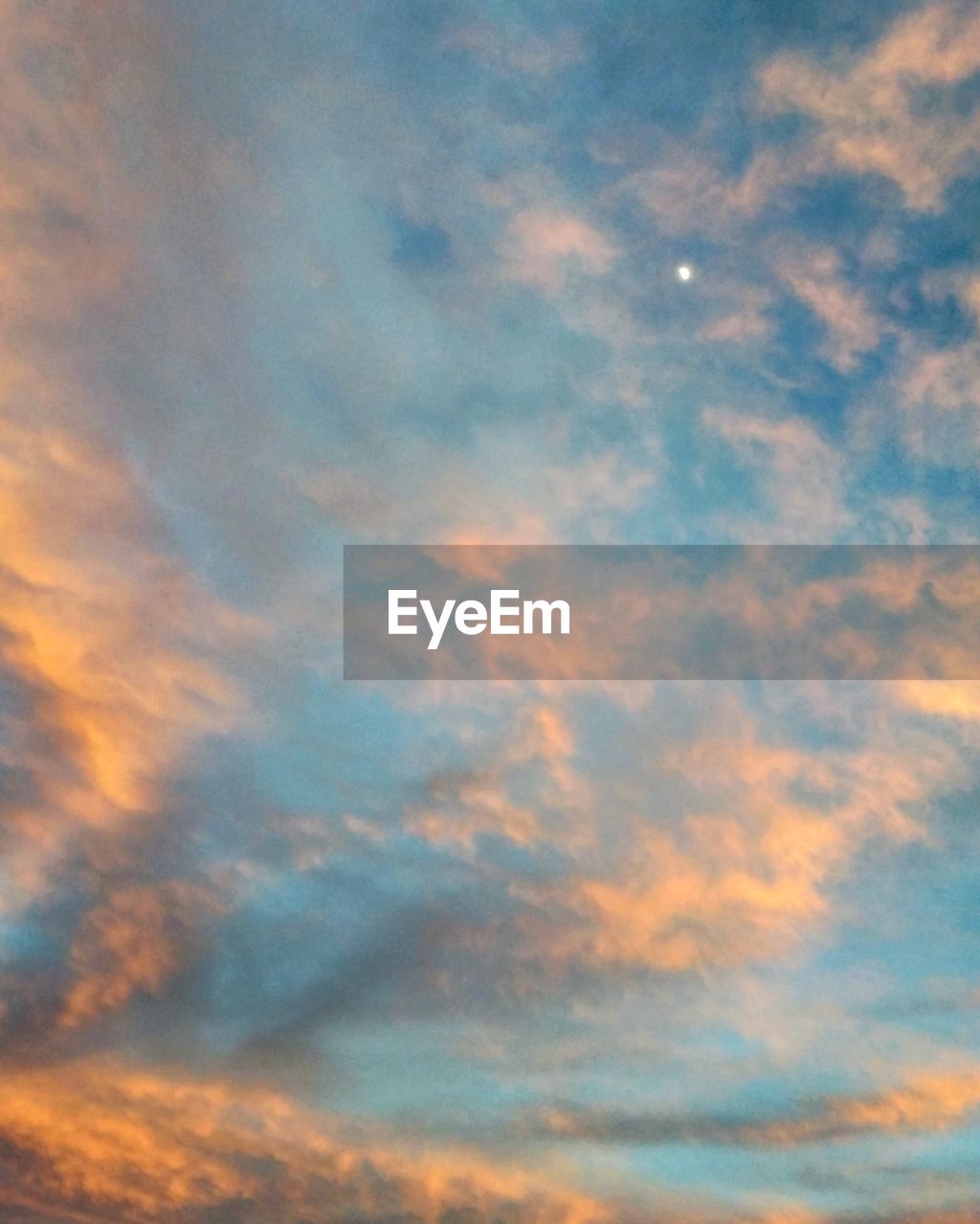 LOW ANGLE VIEW OF CLOUDY SKY AT SUNSET