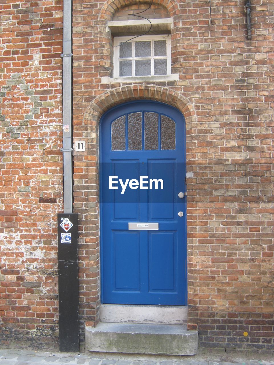 CLOSE-UP OF CLOSED BLUE DOOR